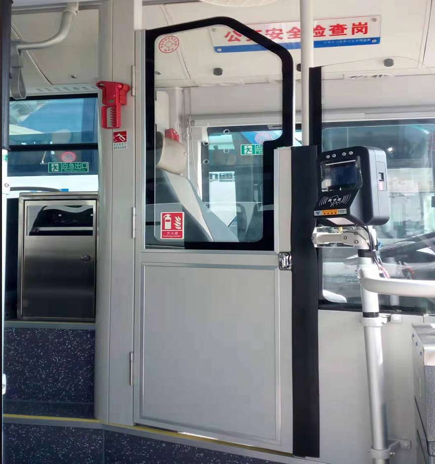 駕駛區防護隔離設施