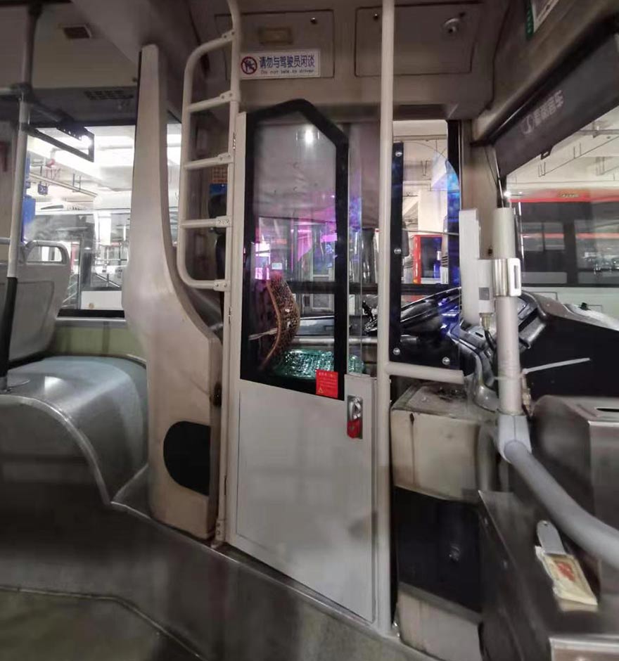 專業(yè)駕駛區(qū)隔離設(shè)施，防患于未然