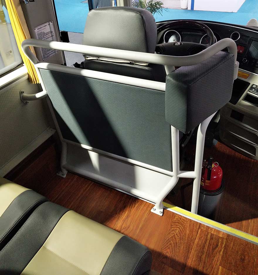 安全公交車隔欄，減少事故發生